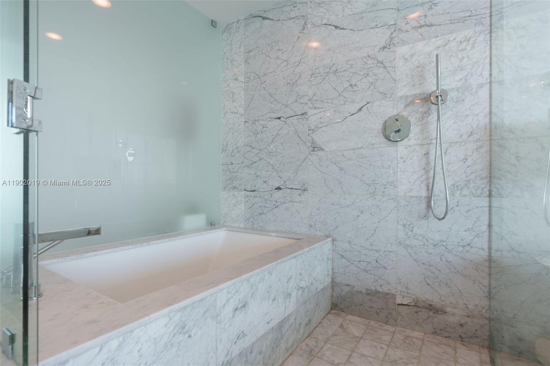 For Sale: $865,000 (1 beds, 1 baths, 959 Square Feet)