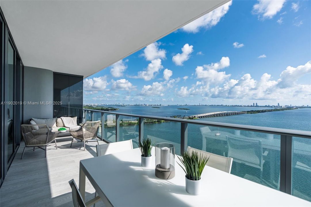 For Sale: $865,000 (1 beds, 1 baths, 959 Square Feet)