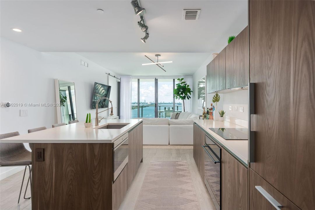 For Sale: $865,000 (1 beds, 1 baths, 959 Square Feet)