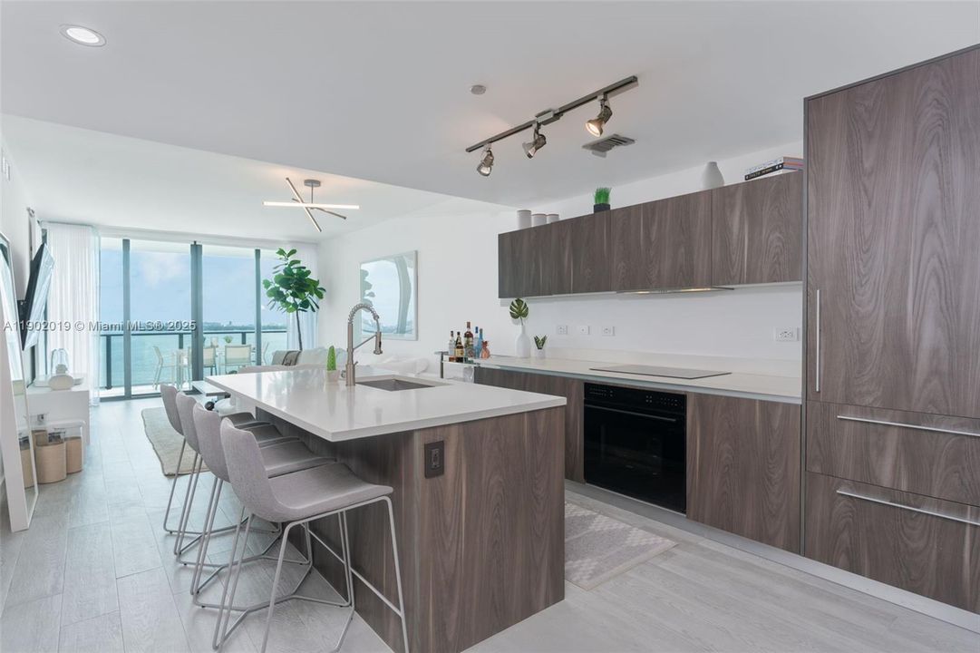 For Sale: $865,000 (1 beds, 1 baths, 959 Square Feet)