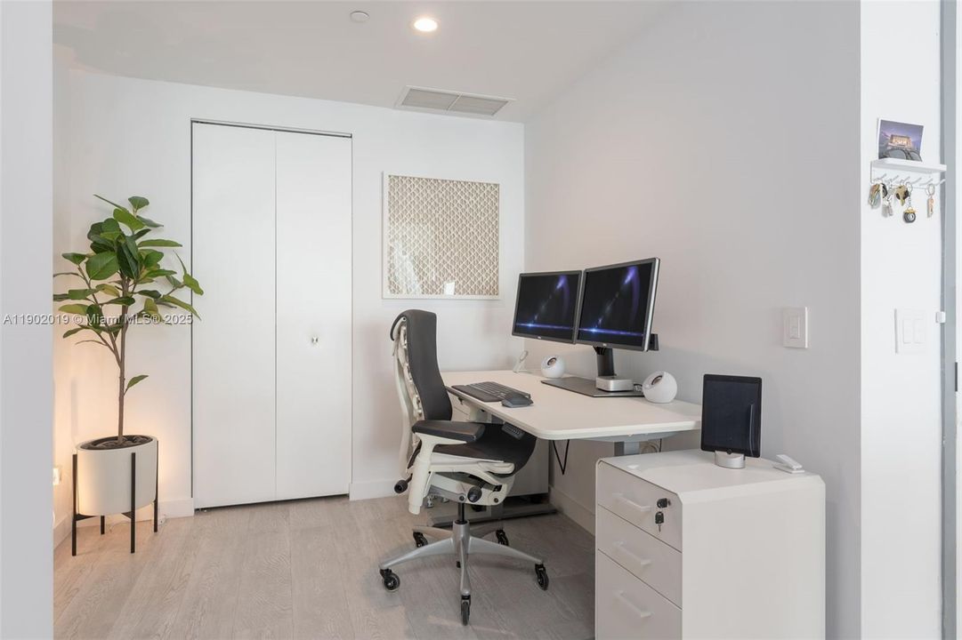 For Sale: $865,000 (1 beds, 1 baths, 959 Square Feet)