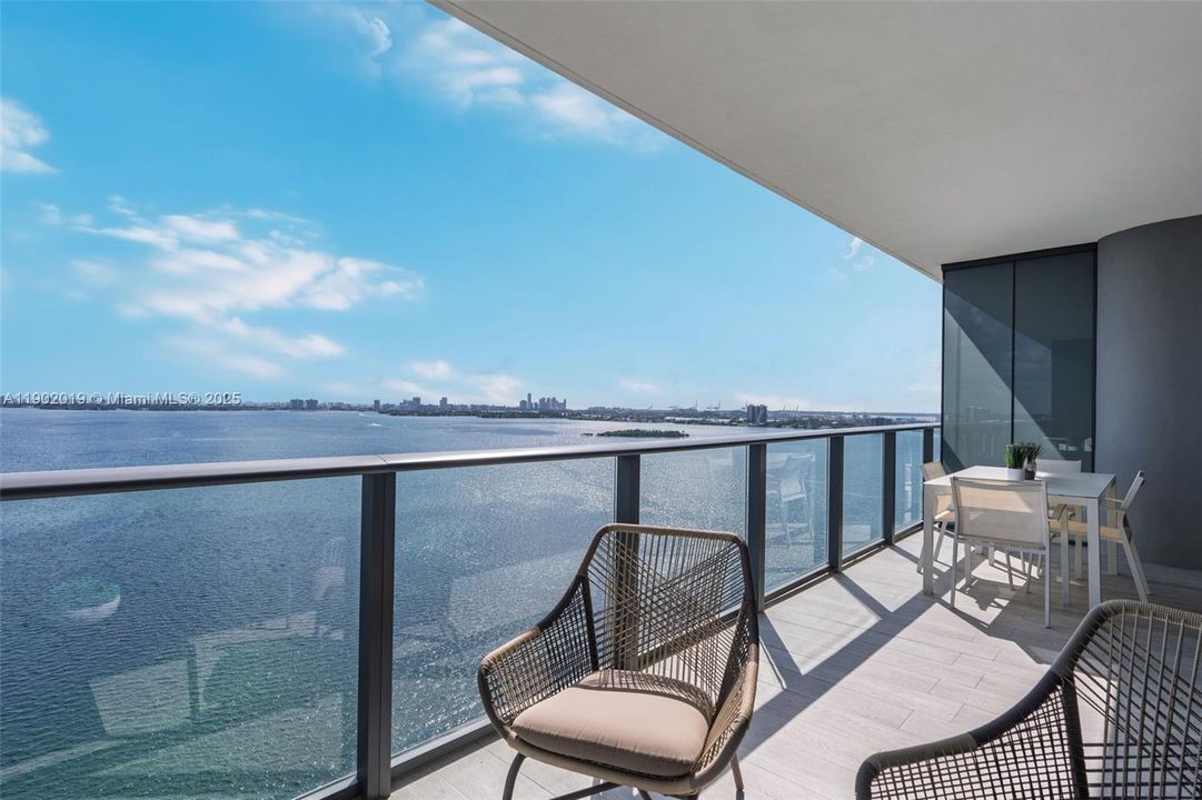 For Sale: $865,000 (1 beds, 1 baths, 959 Square Feet)
