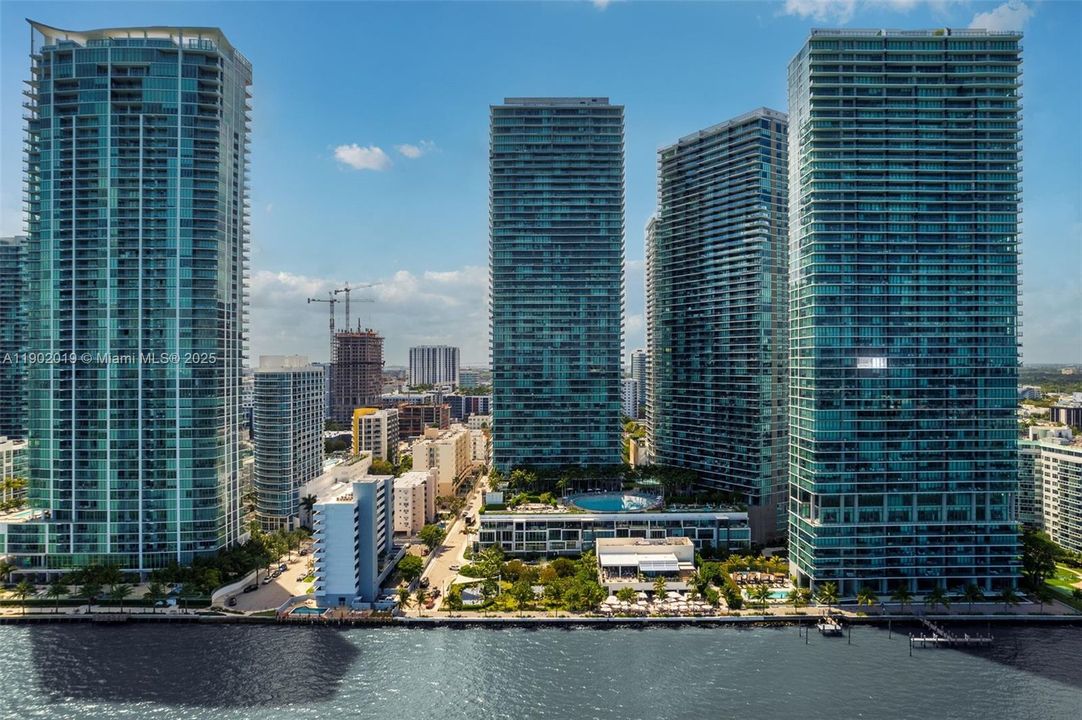 For Sale: $865,000 (1 beds, 1 baths, 959 Square Feet)