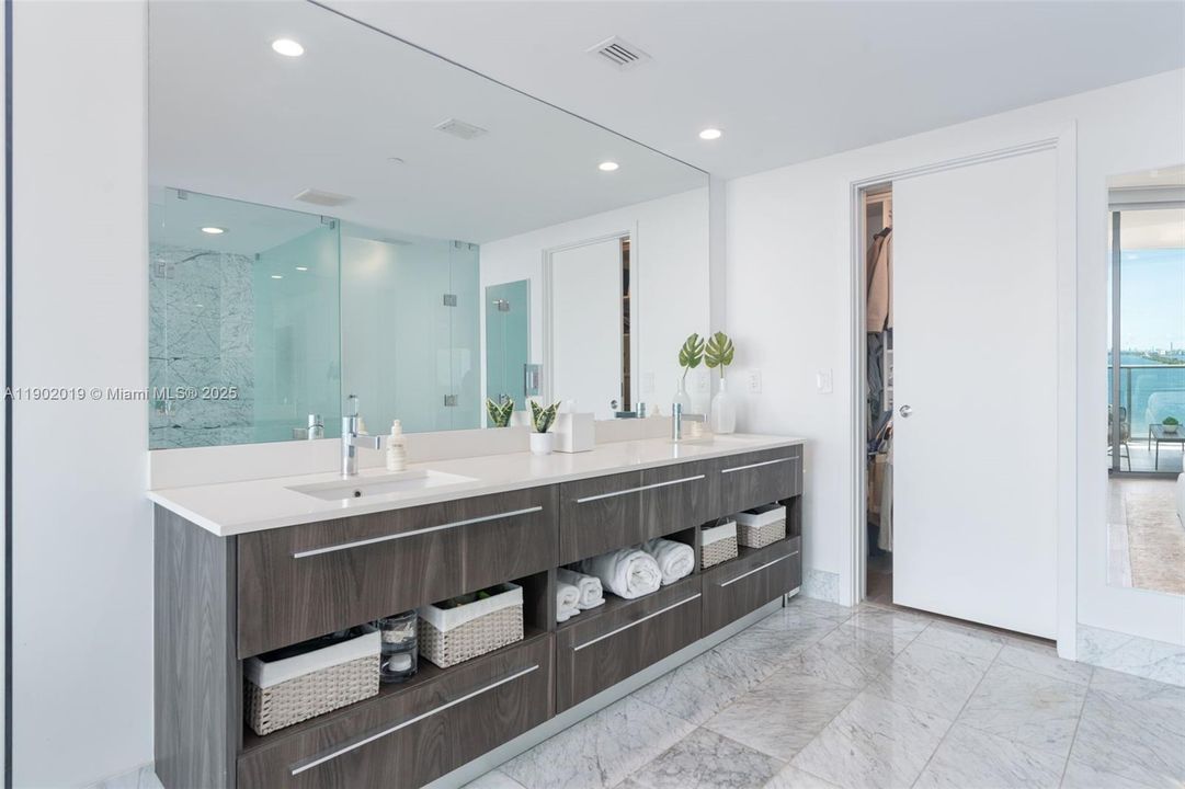 For Sale: $865,000 (1 beds, 1 baths, 959 Square Feet)