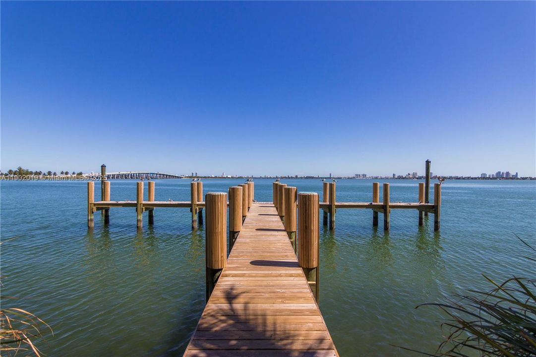 For Sale: $865,000 (1 beds, 1 baths, 959 Square Feet)