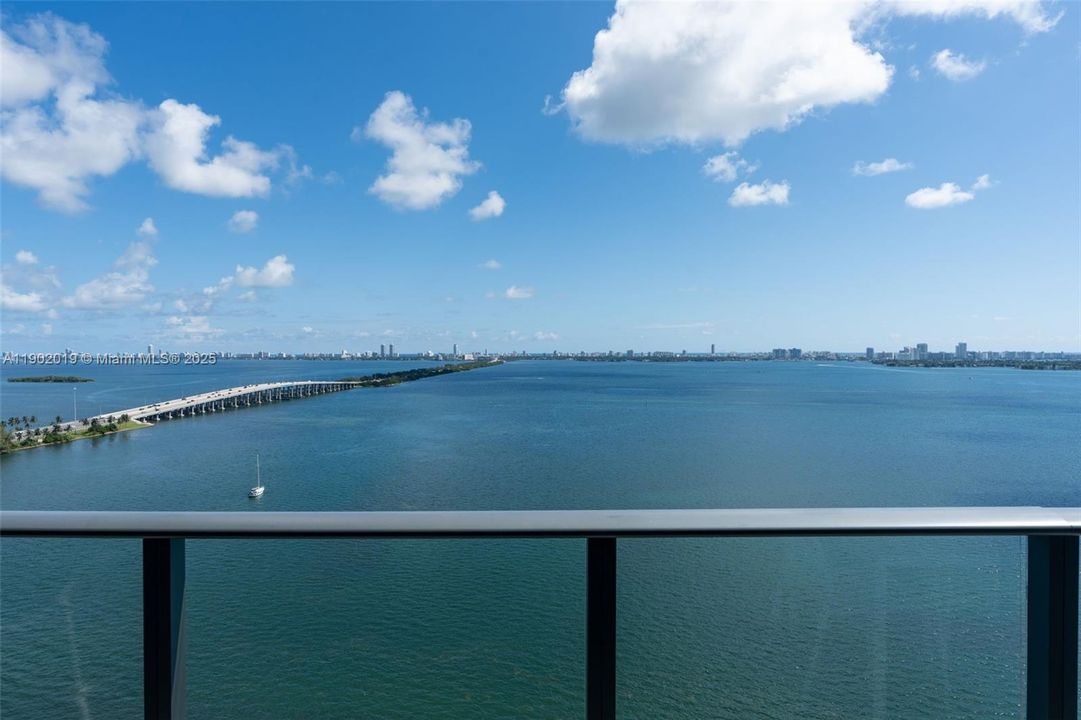 For Sale: $865,000 (1 beds, 1 baths, 959 Square Feet)