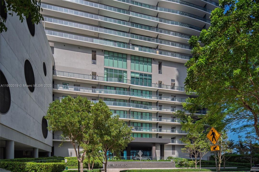 For Sale: $865,000 (1 beds, 1 baths, 959 Square Feet)