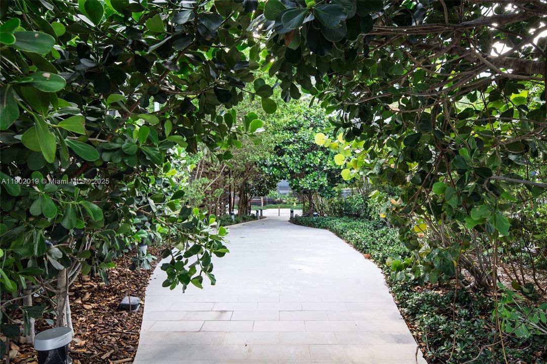 For Sale: $865,000 (1 beds, 1 baths, 959 Square Feet)