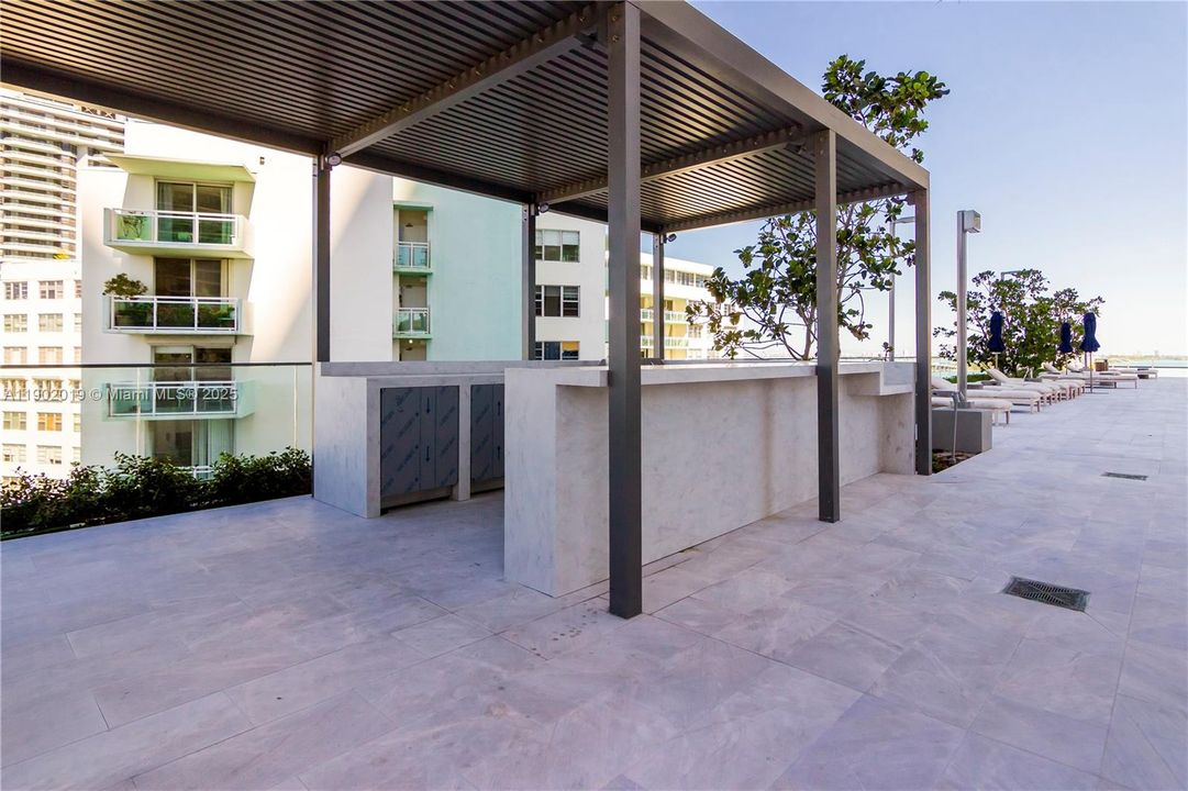 Outdoor Bbq/grill are on 9th floor