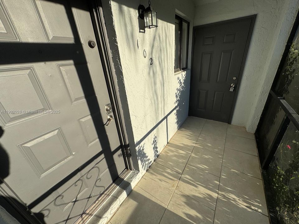 Active With Contract: $2,199 (2 beds, 2 baths, 946 Square Feet)