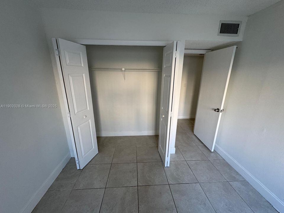 Active With Contract: $2,199 (2 beds, 2 baths, 946 Square Feet)