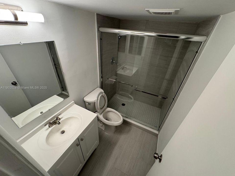 Active With Contract: $2,199 (2 beds, 2 baths, 946 Square Feet)