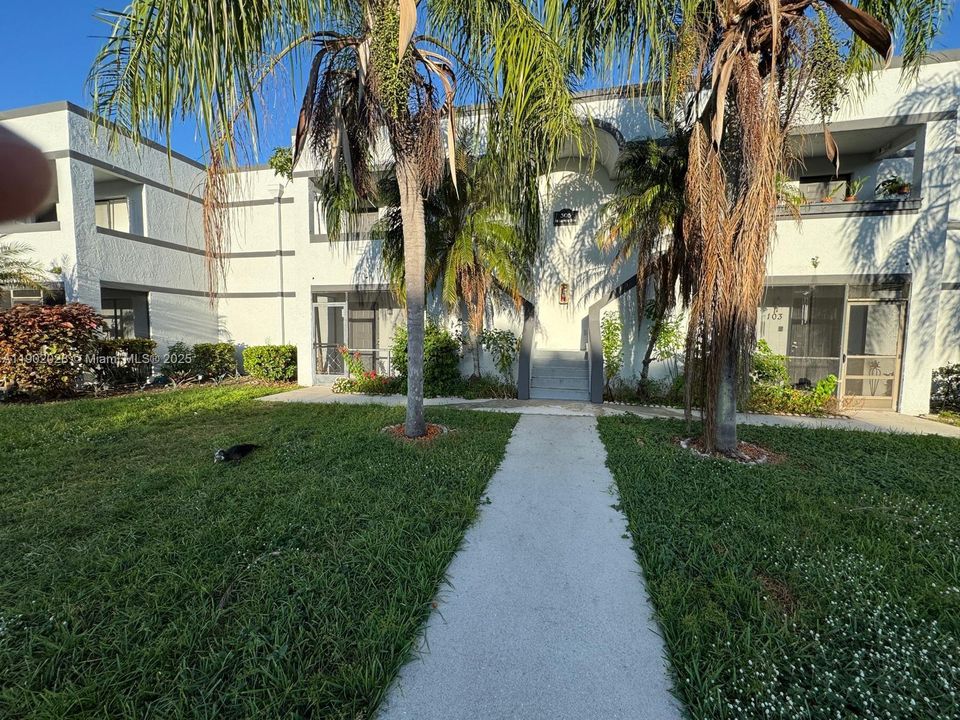 Active With Contract: $2,199 (2 beds, 2 baths, 946 Square Feet)