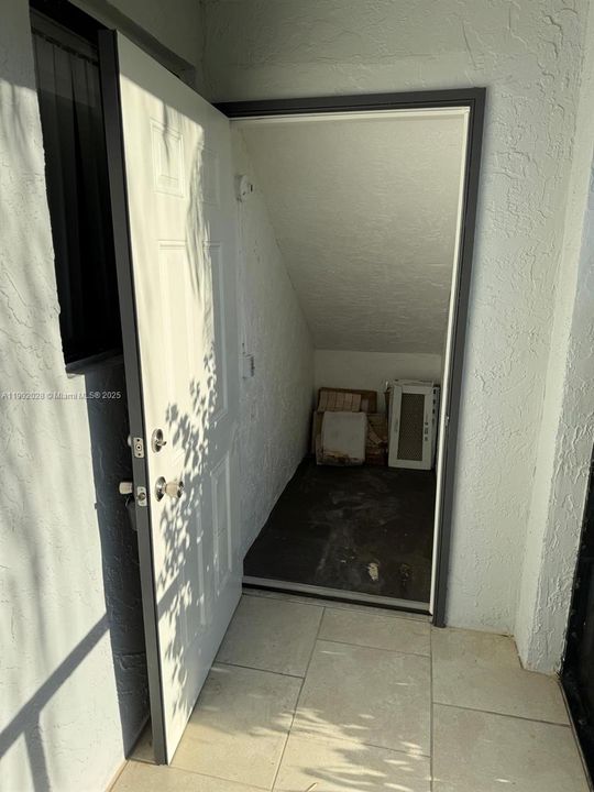 Active With Contract: $2,199 (2 beds, 2 baths, 946 Square Feet)