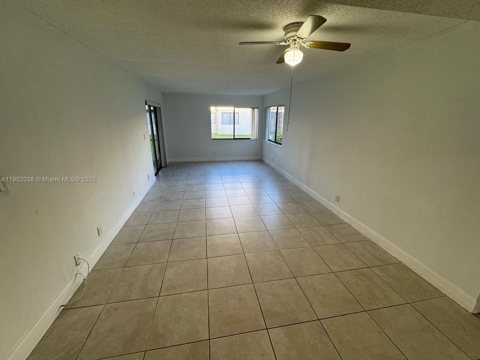 Active With Contract: $2,199 (2 beds, 2 baths, 946 Square Feet)