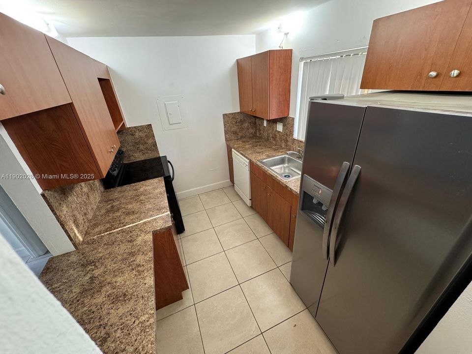 Active With Contract: $2,199 (2 beds, 2 baths, 946 Square Feet)