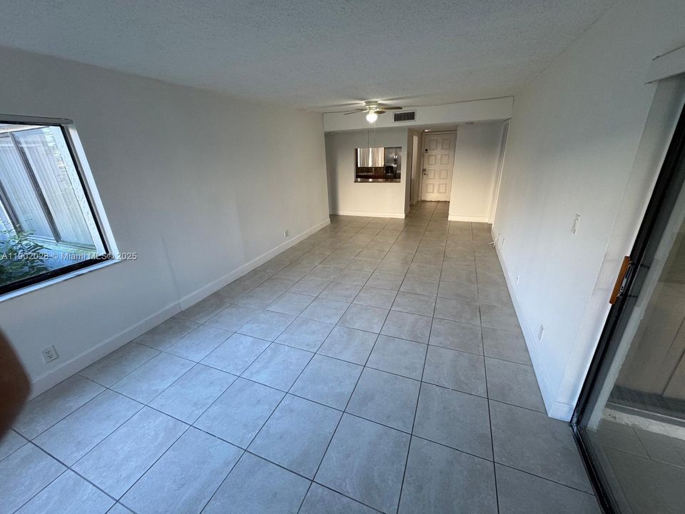 Active With Contract: $2,199 (2 beds, 2 baths, 946 Square Feet)