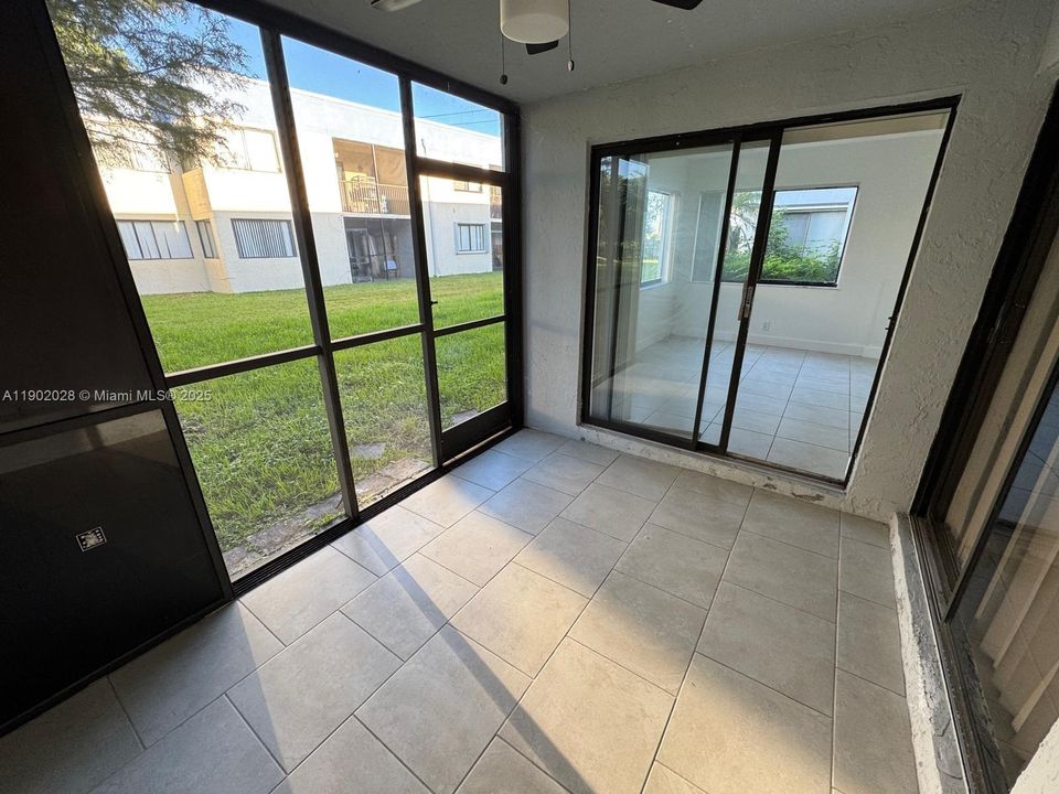 Active With Contract: $2,199 (2 beds, 2 baths, 946 Square Feet)