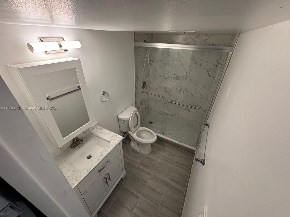 Active With Contract: $2,199 (2 beds, 2 baths, 946 Square Feet)