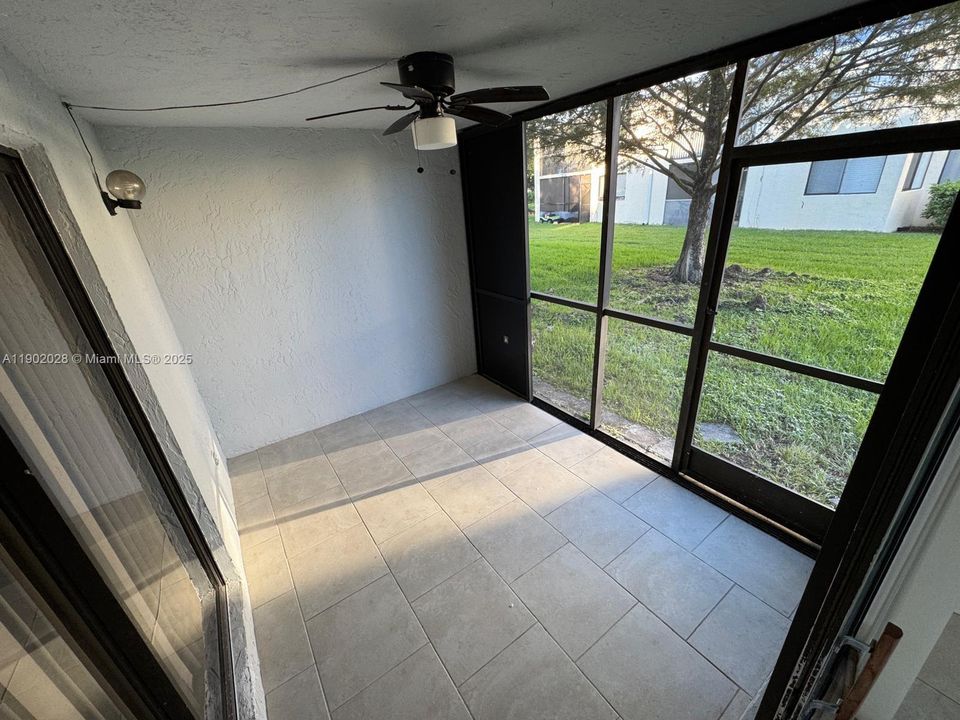 Active With Contract: $2,199 (2 beds, 2 baths, 946 Square Feet)