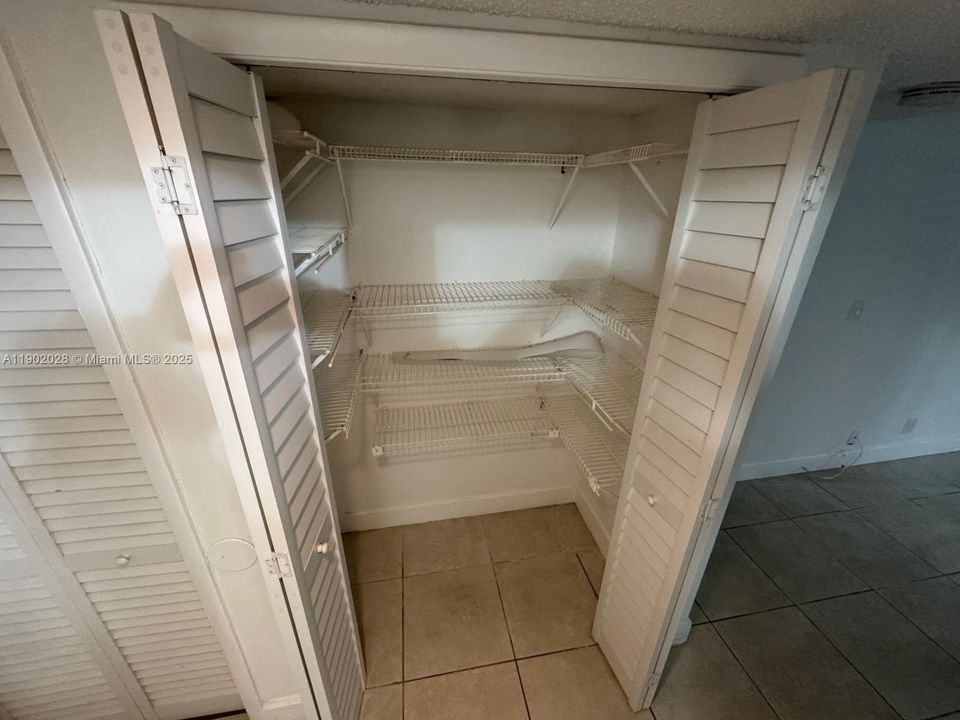 Active With Contract: $2,199 (2 beds, 2 baths, 946 Square Feet)