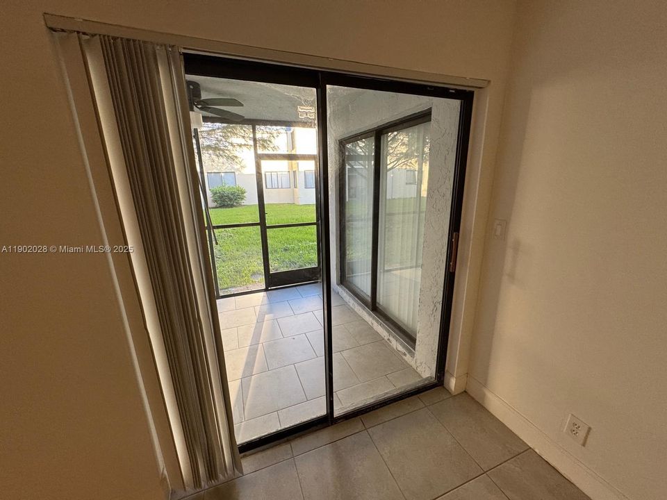 Active With Contract: $2,199 (2 beds, 2 baths, 946 Square Feet)