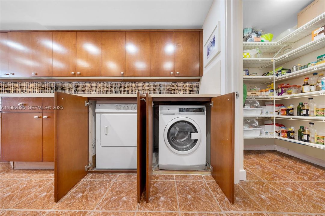 待售: $1,350,000 (2 贝兹, 3 浴室, 2121 平方英尺)