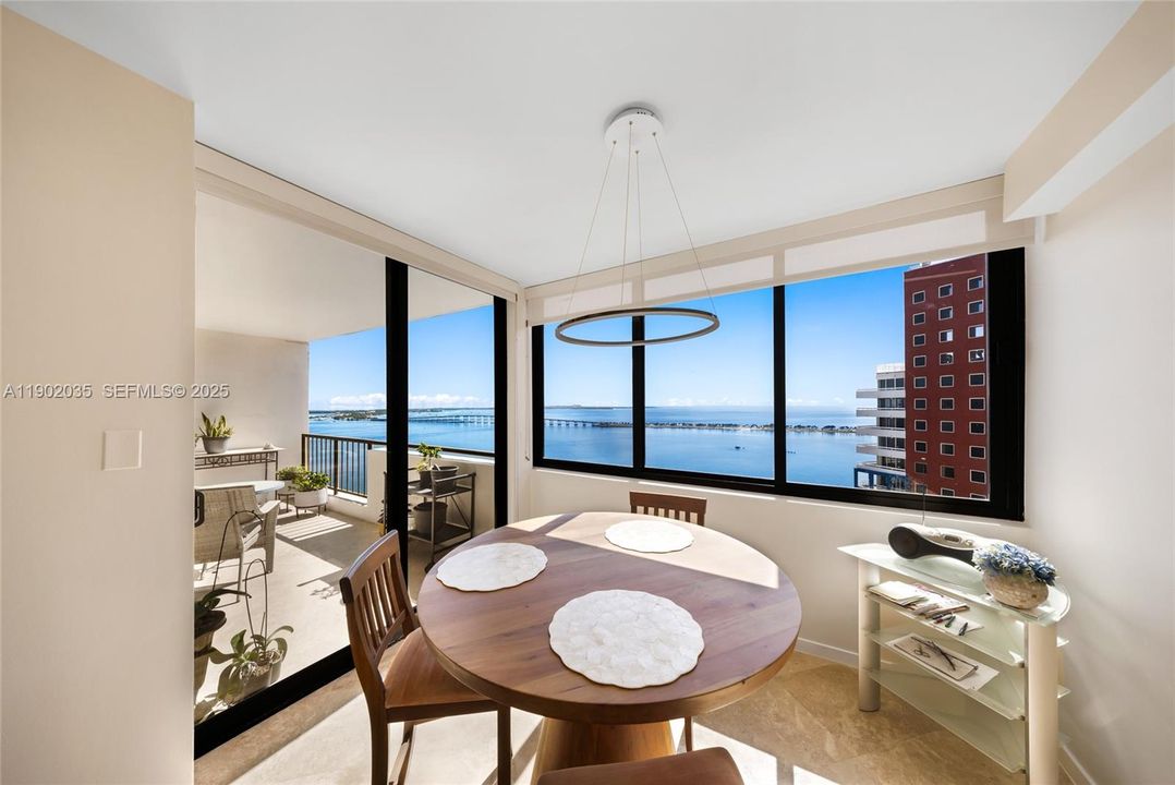 待售: $1,350,000 (2 贝兹, 3 浴室, 2121 平方英尺)