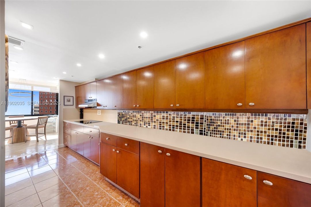 待售: $1,350,000 (2 贝兹, 3 浴室, 2121 平方英尺)