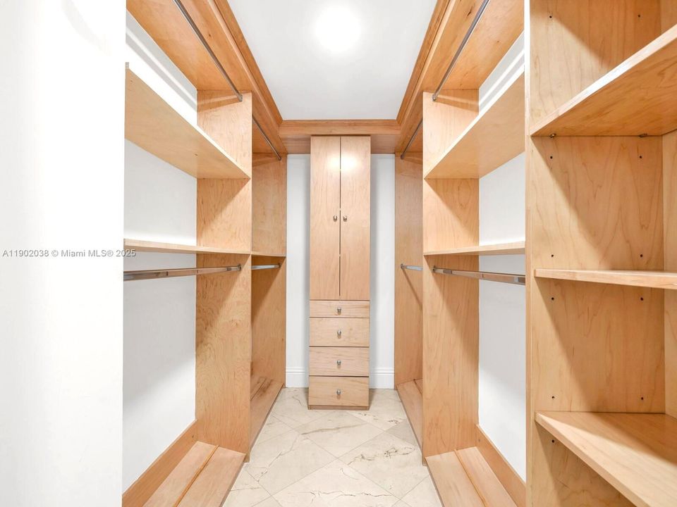 For Sale: $715,000 (2 beds, 2 baths, 1370 Square Feet)