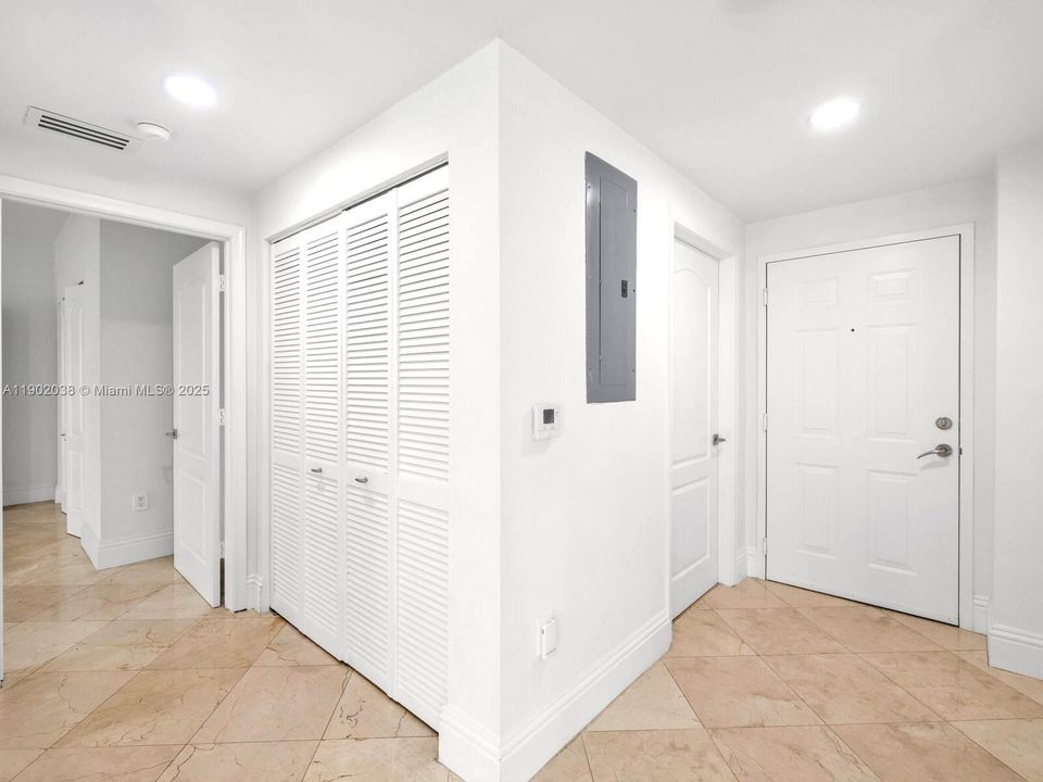 For Sale: $715,000 (2 beds, 2 baths, 1370 Square Feet)