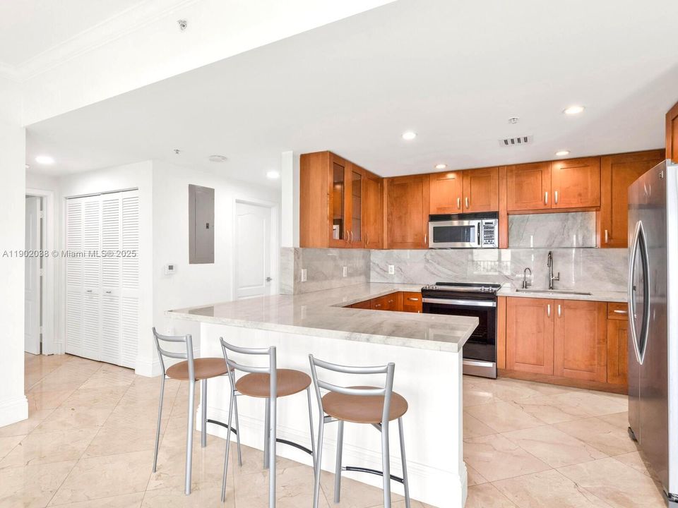 For Sale: $715,000 (2 beds, 2 baths, 1370 Square Feet)