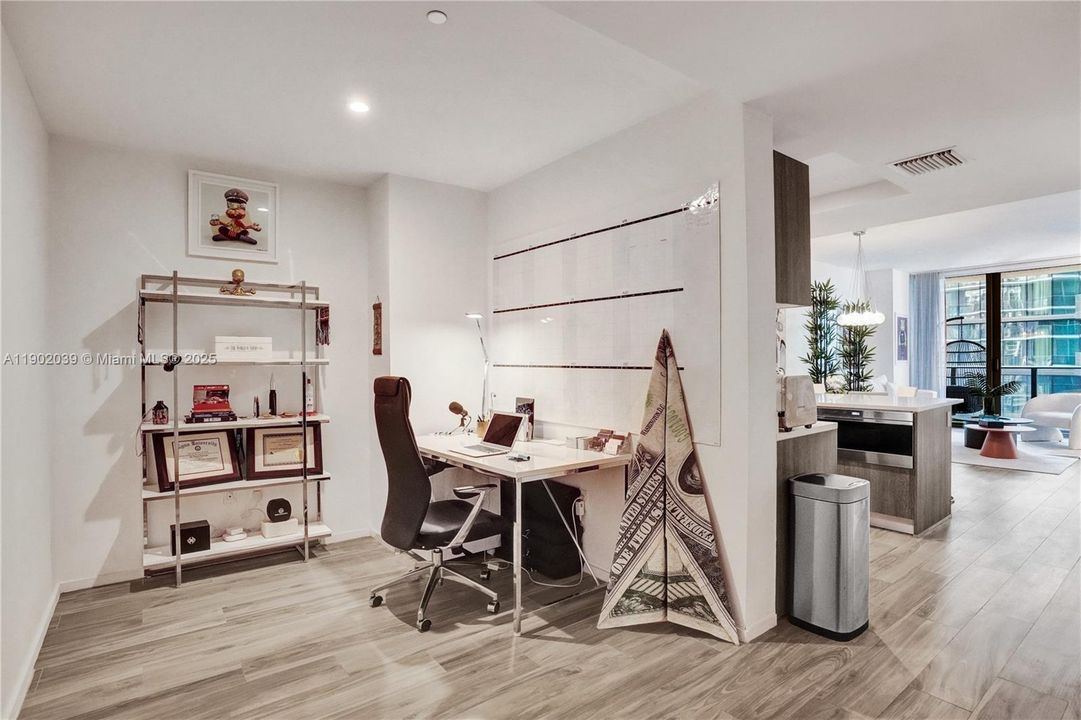 Active With Contract: $4,900 (1 beds, 2 baths, 866 Square Feet)