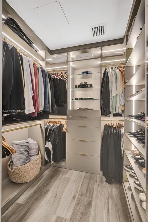 Active With Contract: $4,900 (1 beds, 2 baths, 866 Square Feet)