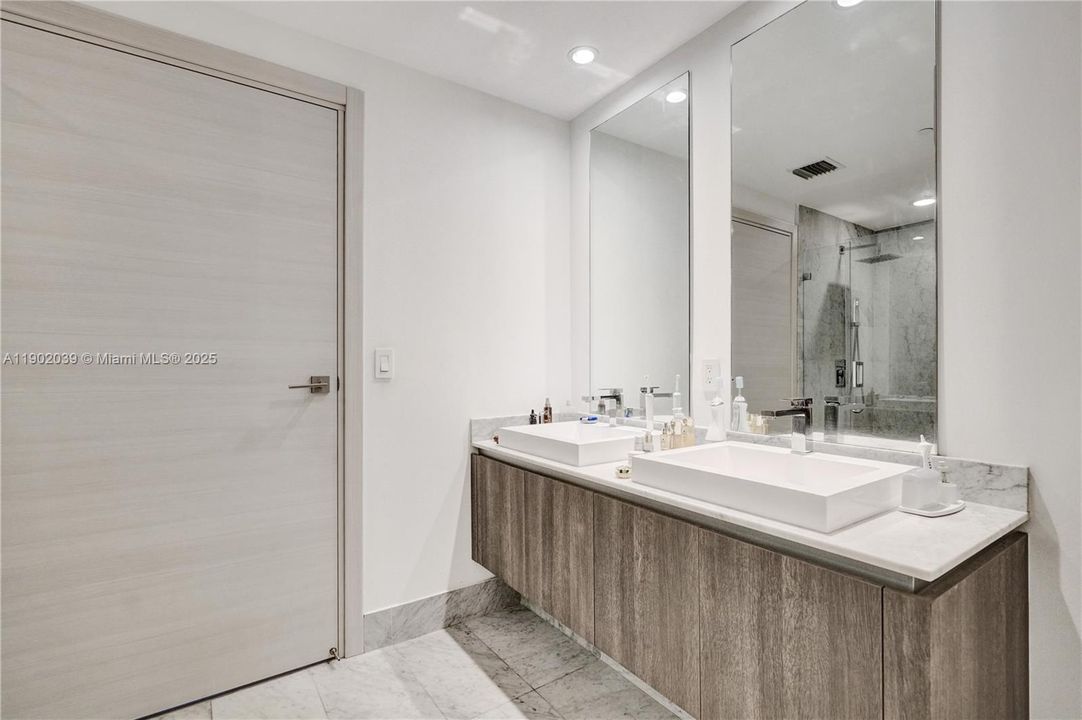 Active With Contract: $4,900 (1 beds, 2 baths, 866 Square Feet)