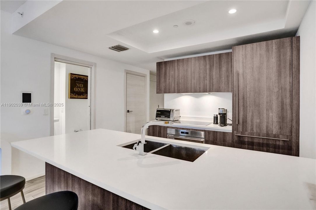 Active With Contract: $4,900 (1 beds, 2 baths, 866 Square Feet)