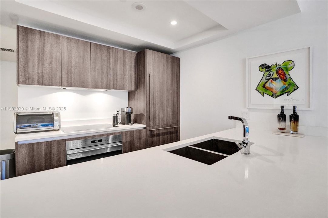 Active With Contract: $4,900 (1 beds, 2 baths, 866 Square Feet)