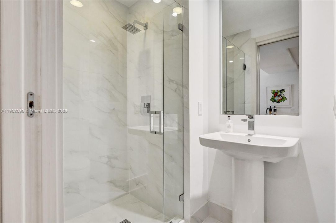 Active With Contract: $4,900 (1 beds, 2 baths, 866 Square Feet)