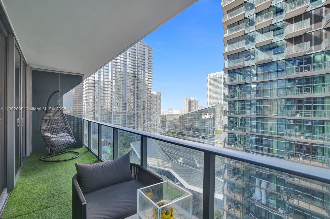 Active With Contract: $4,900 (1 beds, 2 baths, 866 Square Feet)