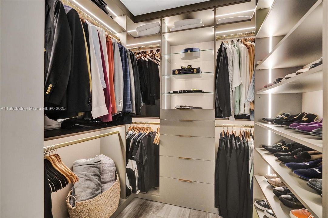 Active With Contract: $4,900 (1 beds, 2 baths, 866 Square Feet)