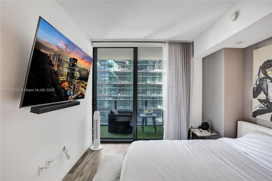 Active With Contract: $4,900 (1 beds, 2 baths, 866 Square Feet)