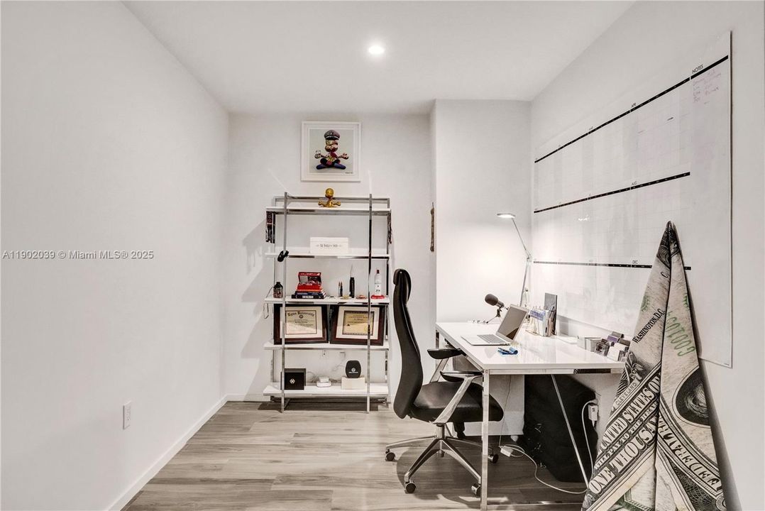 Active With Contract: $4,900 (1 beds, 2 baths, 866 Square Feet)