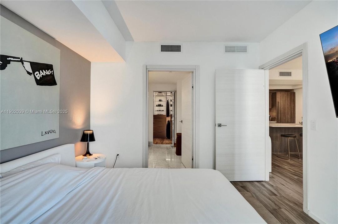 Active With Contract: $4,900 (1 beds, 2 baths, 866 Square Feet)