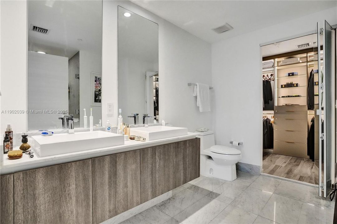 Active With Contract: $4,900 (1 beds, 2 baths, 866 Square Feet)