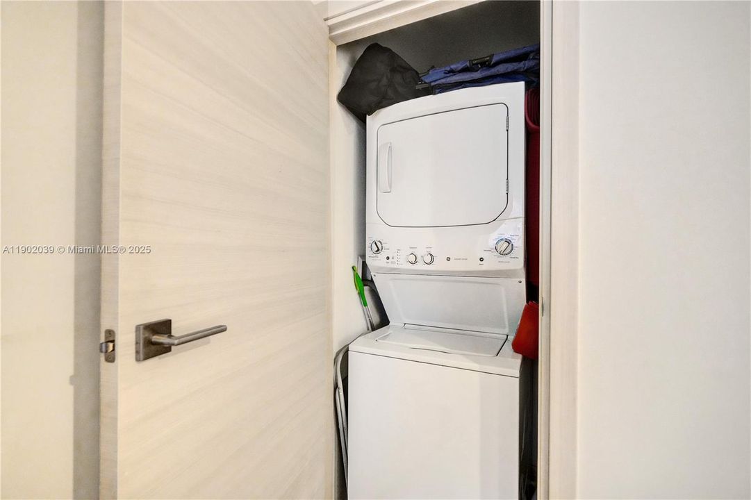 Active With Contract: $4,900 (1 beds, 2 baths, 866 Square Feet)