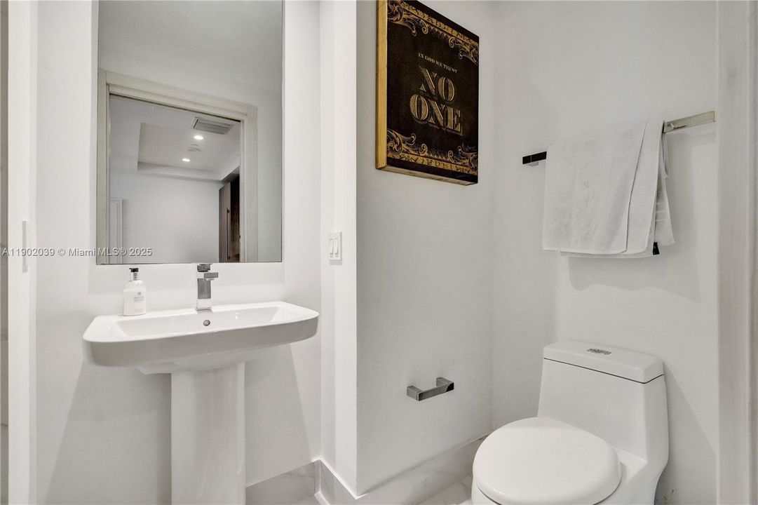 Active With Contract: $4,900 (1 beds, 2 baths, 866 Square Feet)