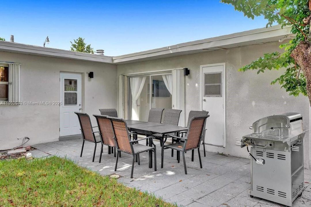 For Sale: $524,999 (3 beds, 2 baths, 1439 Square Feet)