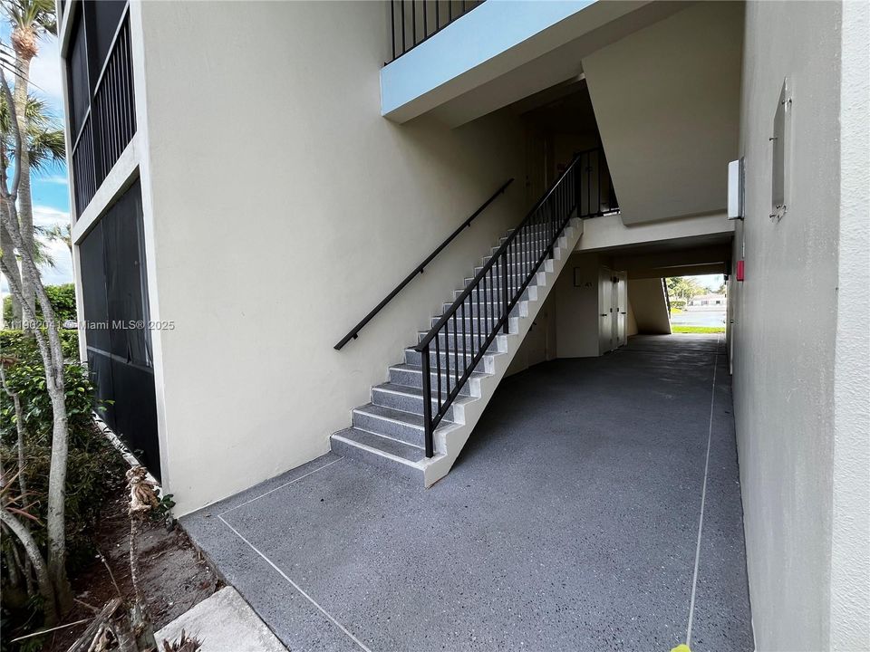 合同活跃: $163,000 (2 贝兹, 2 浴室, 1104 平方英尺)