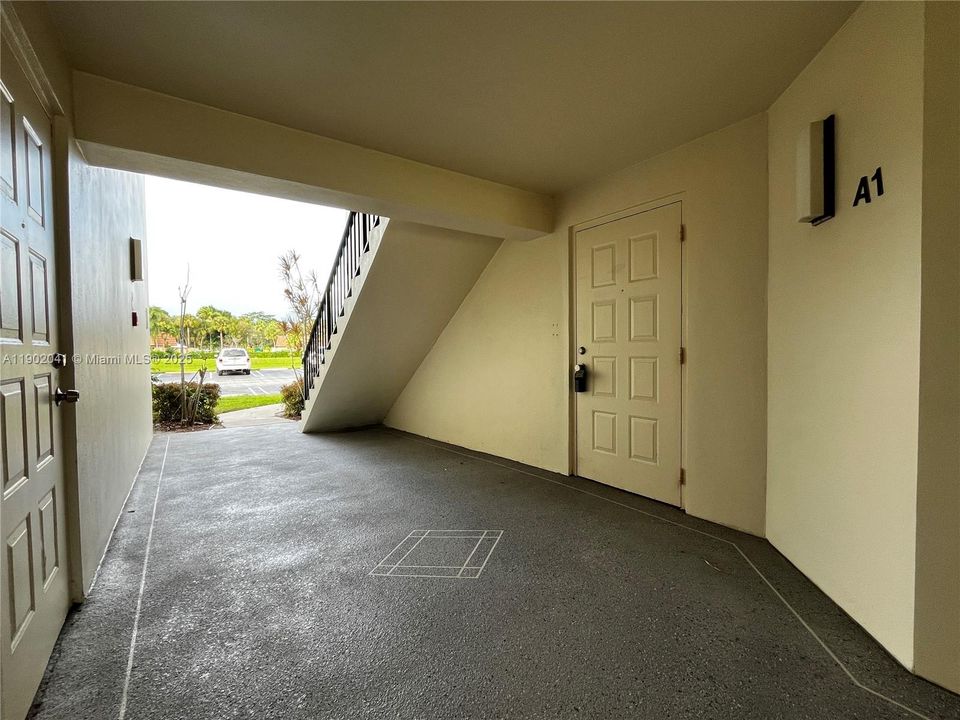 合同活跃: $163,000 (2 贝兹, 2 浴室, 1104 平方英尺)