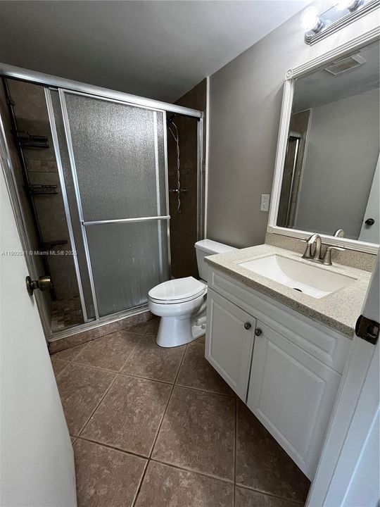 合同活跃: $163,000 (2 贝兹, 2 浴室, 1104 平方英尺)